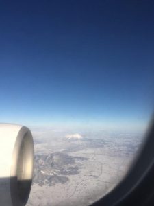 写真：飛行機の窓から見える岩手山